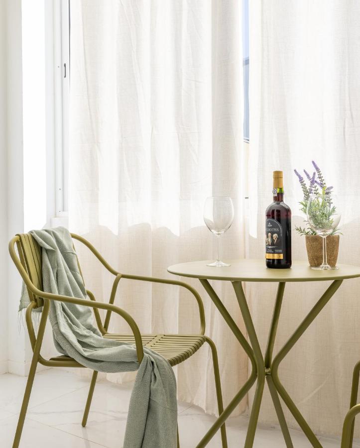 Downtown 2 Minutes By Walk To Center And Metro-direct To Airpot T4 Appartamento
