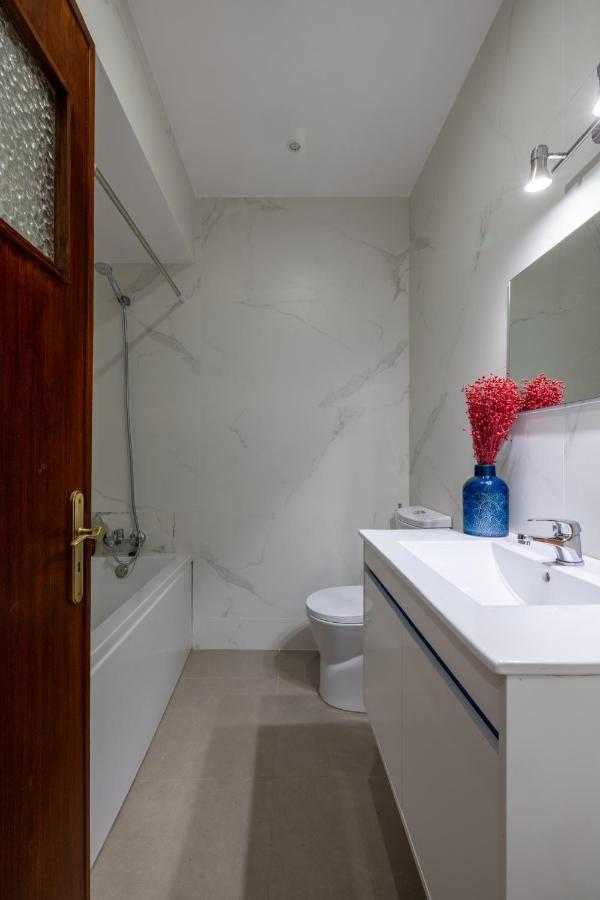 Downtown 2 Minutes By Walk To Center And Metro-direct To Airpot T4 * Oporto