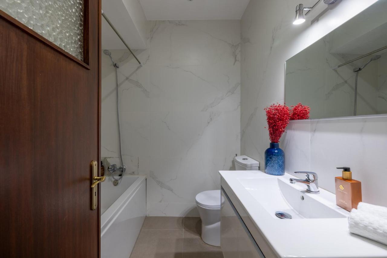 Downtown 2 Minutes By Walk To Center And Metro-direct To Airpot T4 Appartement