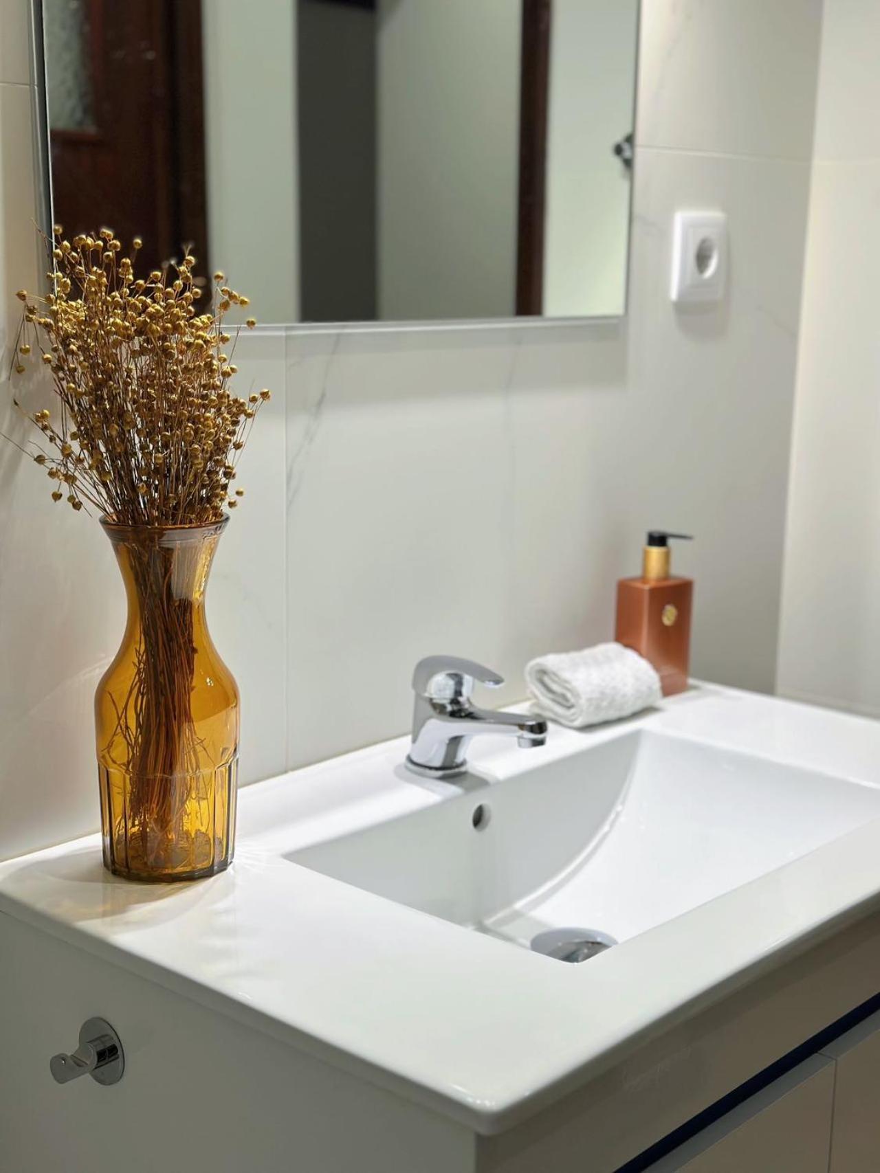 Downtown 2 Minutes By Walk To Center And Metro-direct To Airpot T4 Appartement *